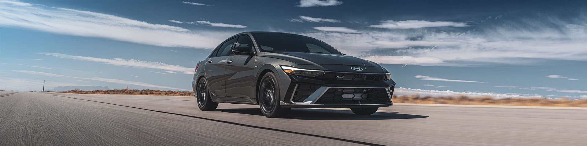 Vue extérieure latérale du Hyundai ELANTRA N Line