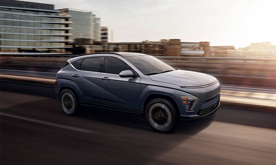 Vue latérale extérieure du Hyundai KONA électrique en marche