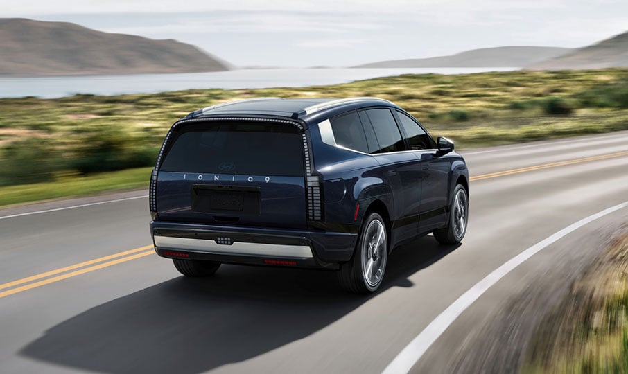 Vue extérieure arrière d'un Hyundai IONIQ 9 en marche