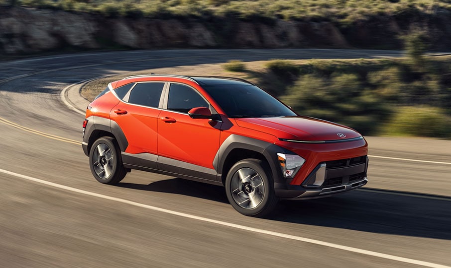 Vue latérale extérieure d'un Hyundai KONA en marche