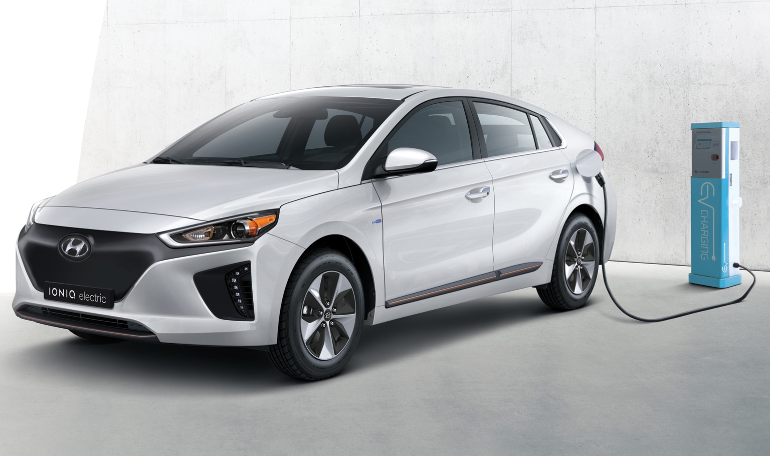 2017_IONIQ_EV_EXTERIOR_CHARGING_CAR