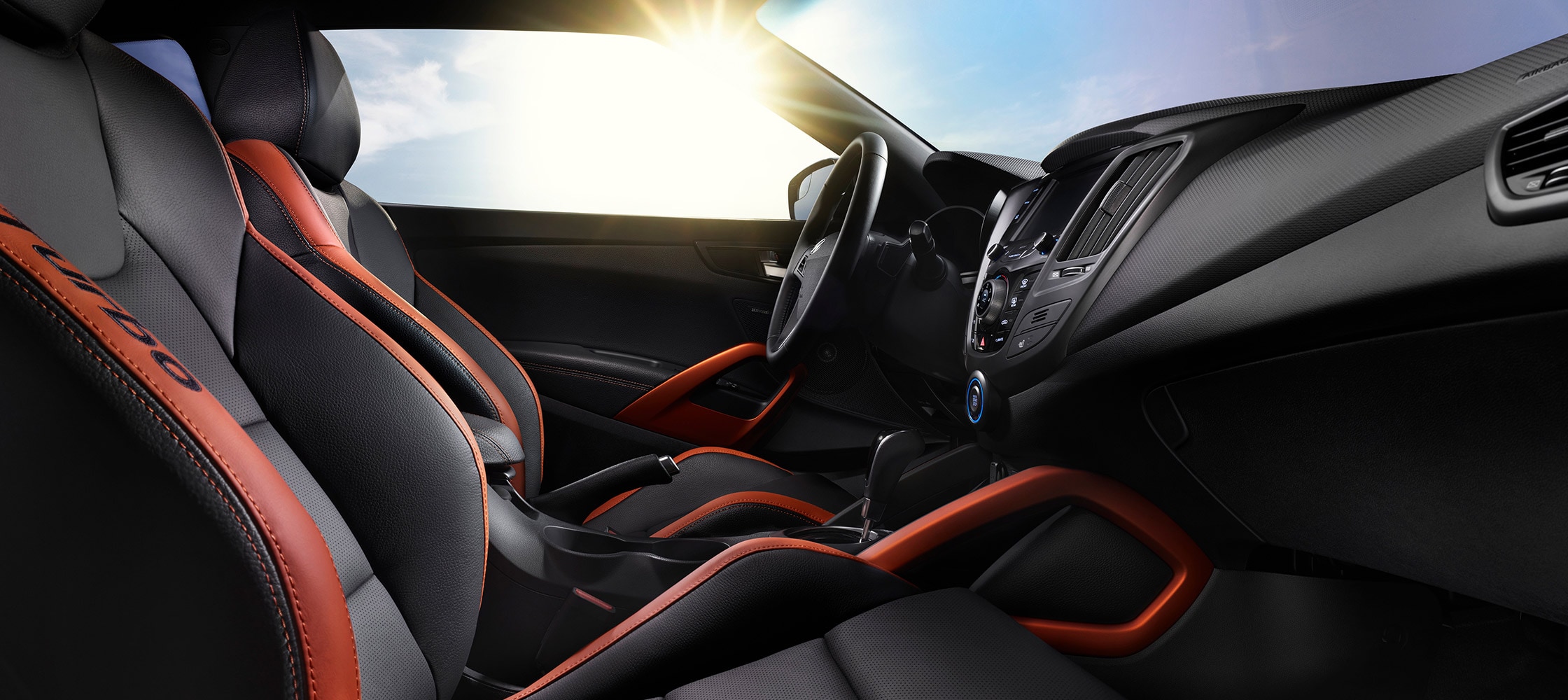 La Hyundai Veloster Turbo 2016 l’intérieur en cuir et les détails orangess
