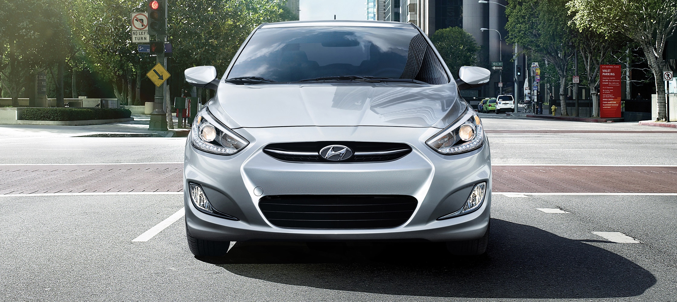 La vue extérieure devant de la Hyundai Accent grise berline 2017 sur la autoroute