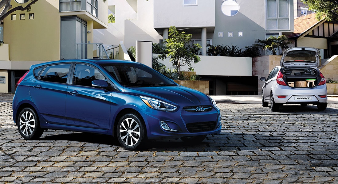 La vue extérieure devant la Hyundai Accent voiture bleue compacte à hayon  avec cinq portes