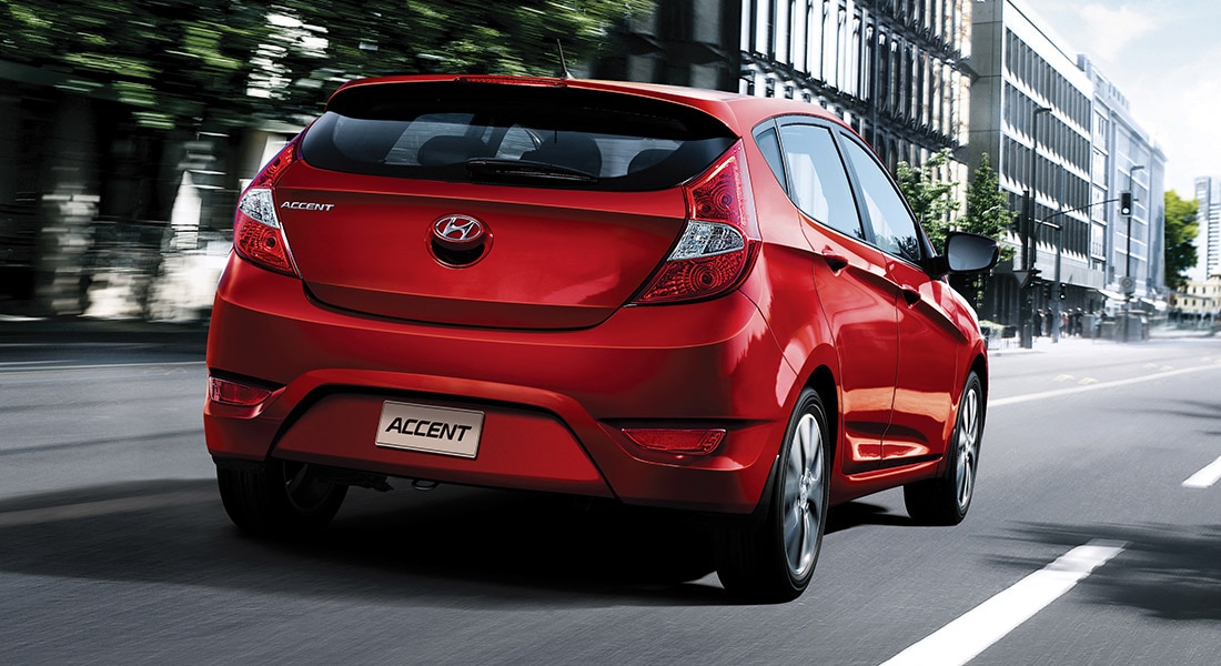 La vue extérieure derrière la Hyundai Accent voiture rouge compacte à hayon  avec cinq portes