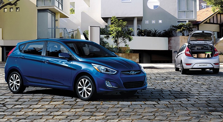 La vue extérieure devant la Hyundai Accent voiture bleue compacte à hayon  avec cinq portes