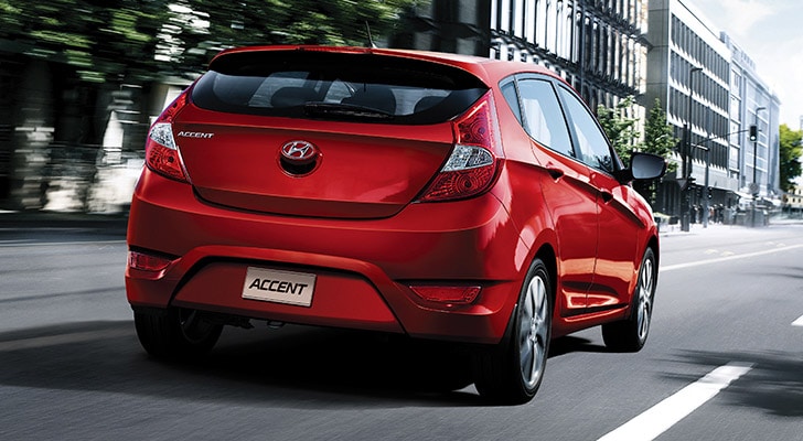 La vue extérieure derrière la Hyundai Accent voiture rouge compacte à hayon  avec cinq portes