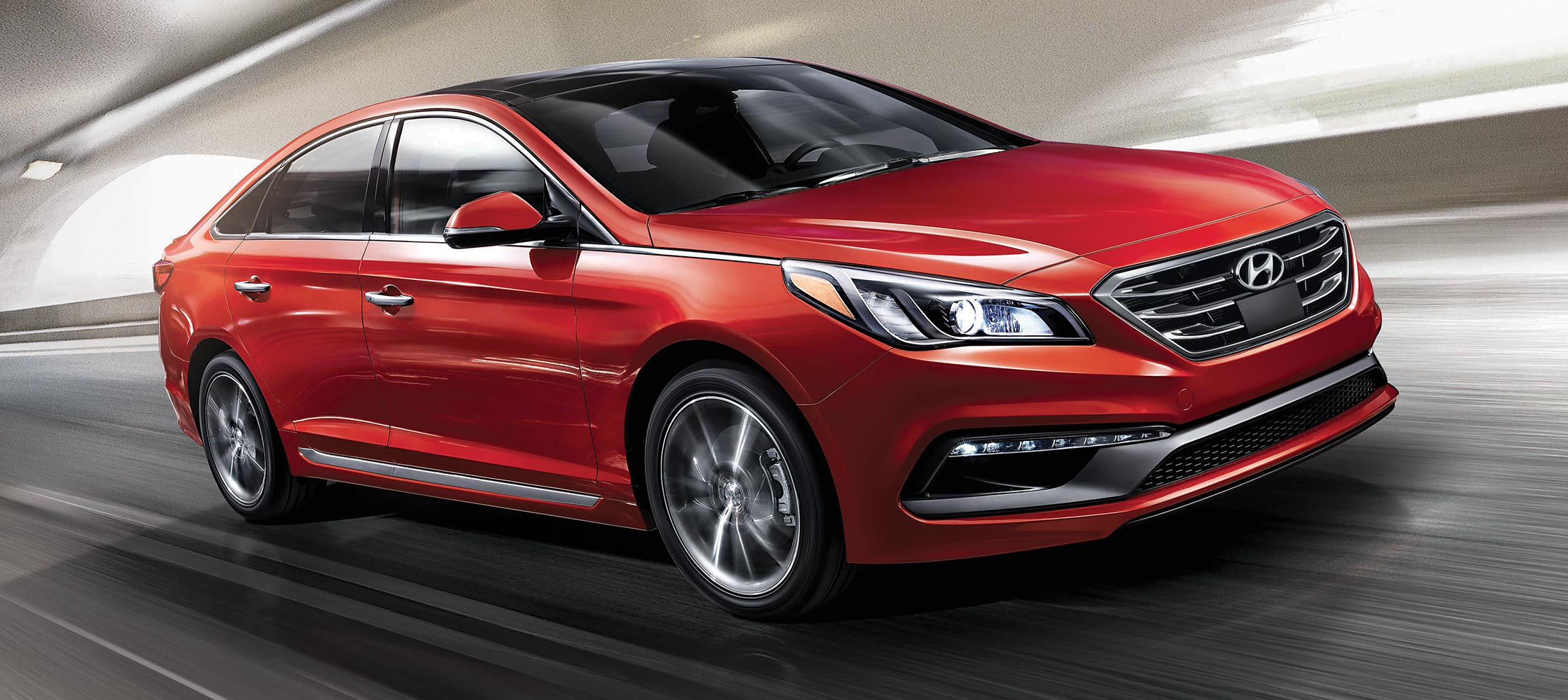 Une Hyundai Sonata berline rouge 2017 qui utilise régulateur de vitesse adaptatif