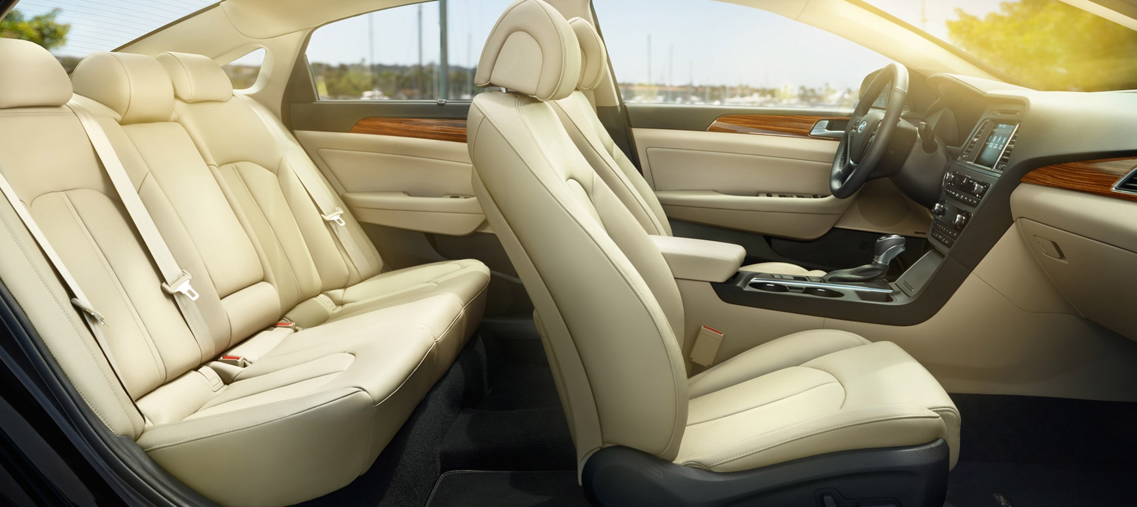 Vue de côté de la Hyundai Sonata berline 2017 avec cinq sièges de cuir