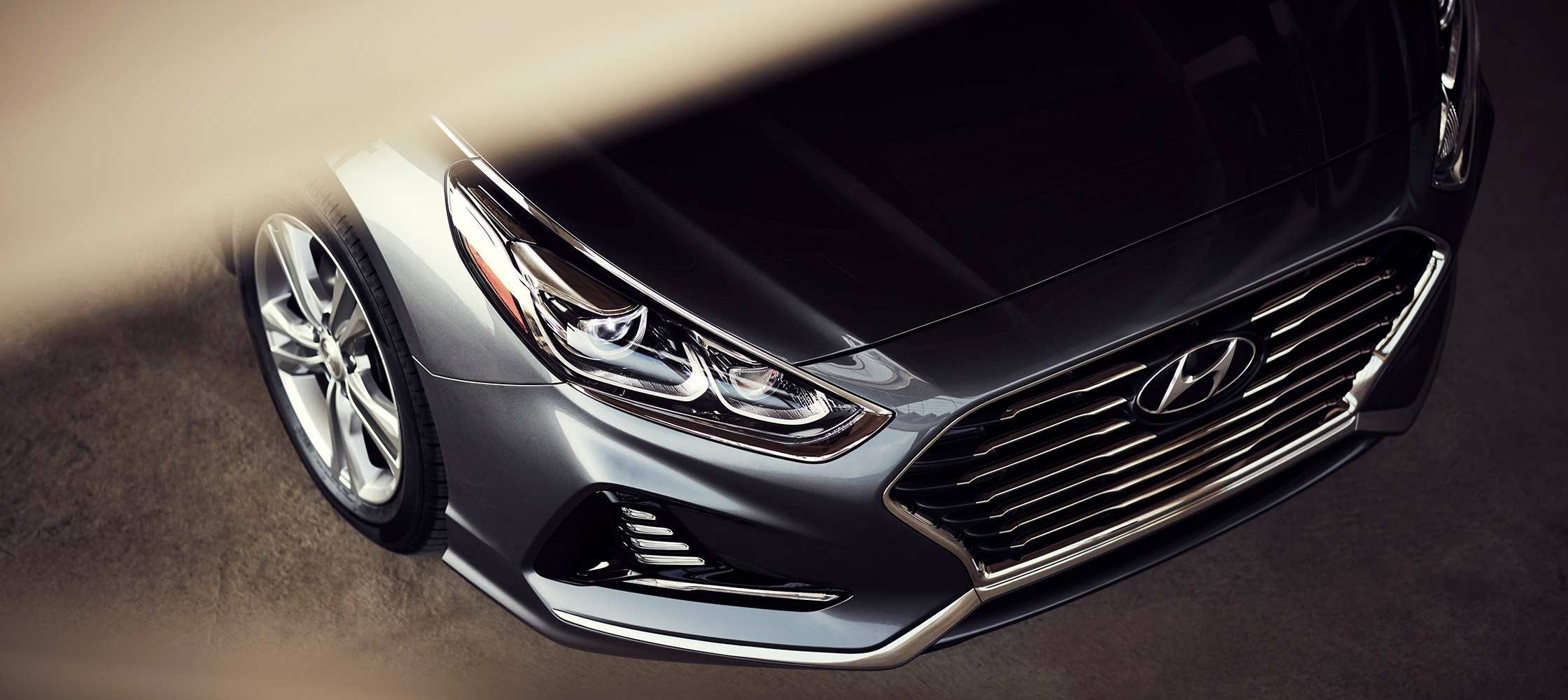 Close up of the Hyundai 2018 Sonata grille in stormy cloud.