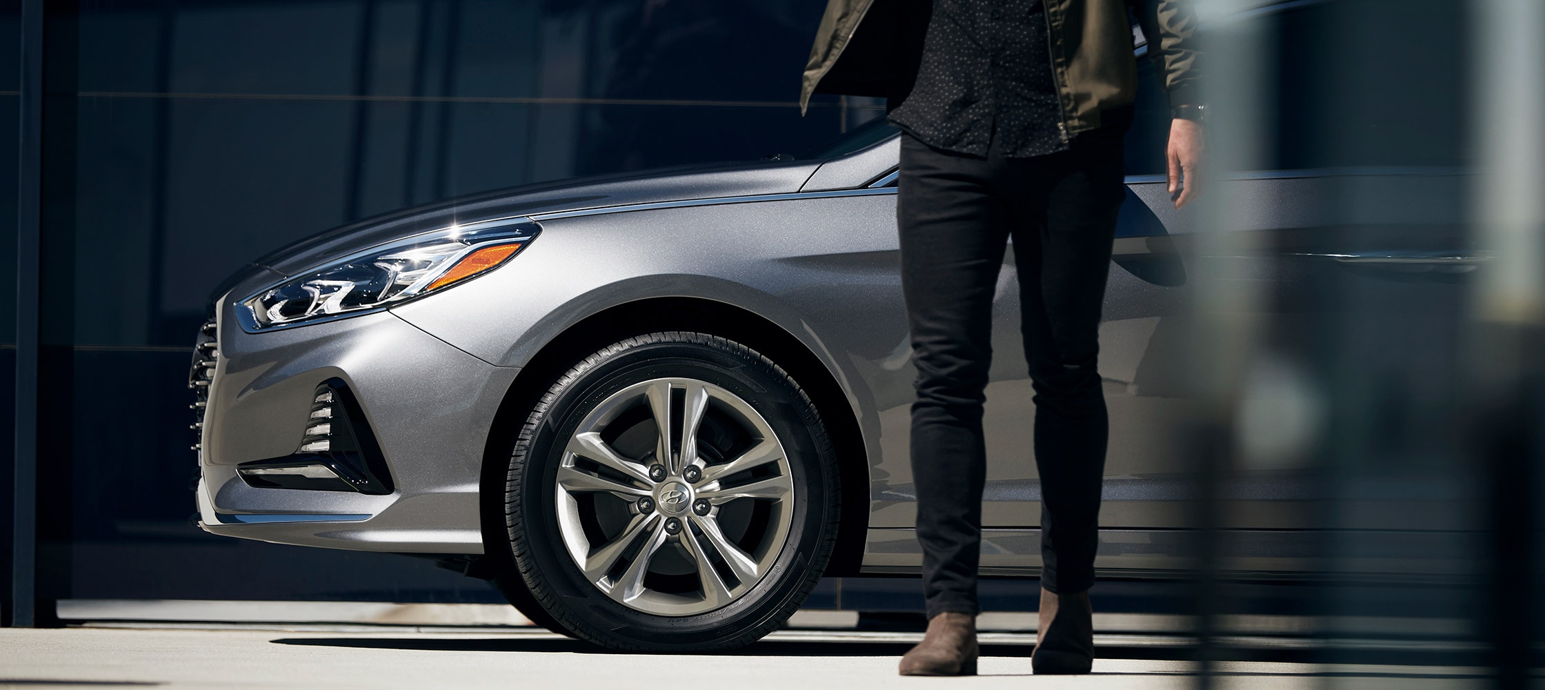 A side view of the Hyundai 2018 Sonata in platinum silver.
