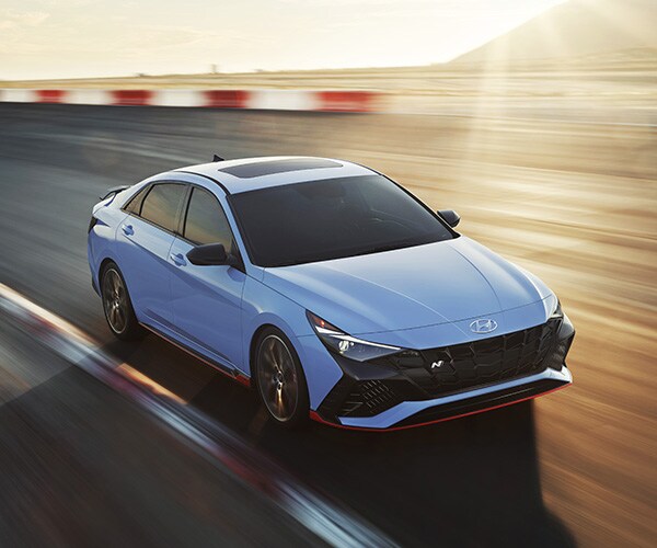 Vue en plan d'une ELANTRA N 2022 bleue sur une piste de course