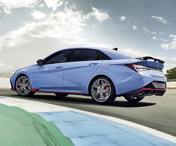 Surfaces paramétriques sur la face latérale de l'ELANTRA N 2022 bleue