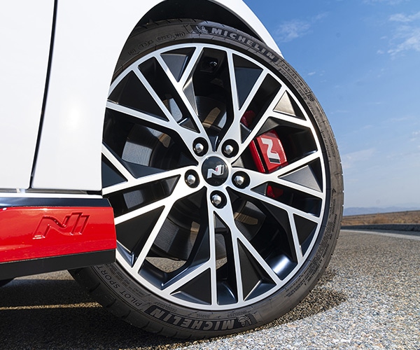 N logo engraved side moulding with red accents and alloy wheels on the 2022 ELANTRA N in white