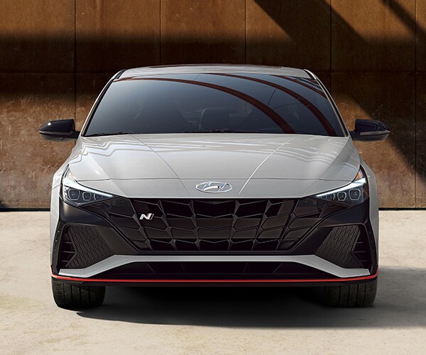 Bouclier avant N avec bande rouge exclusive d'une ELANTRA N 2022 bleue