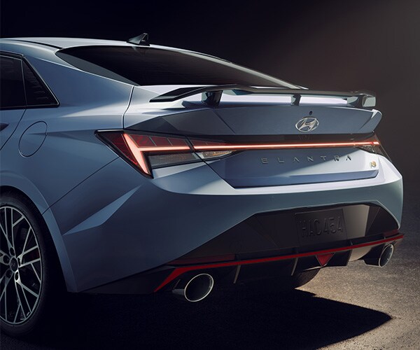 Déflecteur arrière de type aileron d'une ELANTRA N 2022 bleue