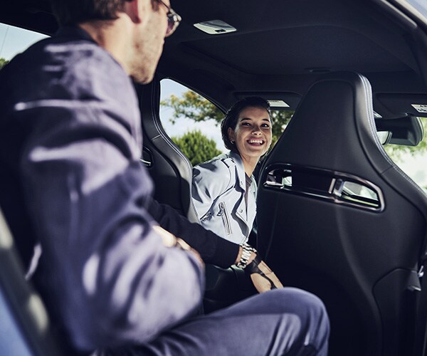 Personnes assises et riant à bord d'une ELANTRA N 2022 