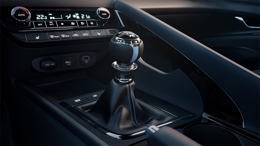 Levier de boîte N marqué du logo de la marque dans une ELANTRA N 2022