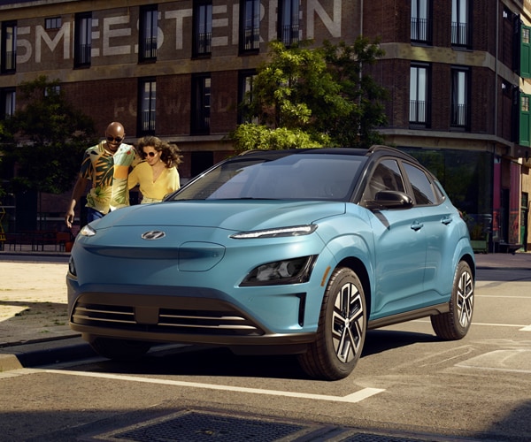 Extérieur avant du Kona Électrique 2022 en blue et rouge