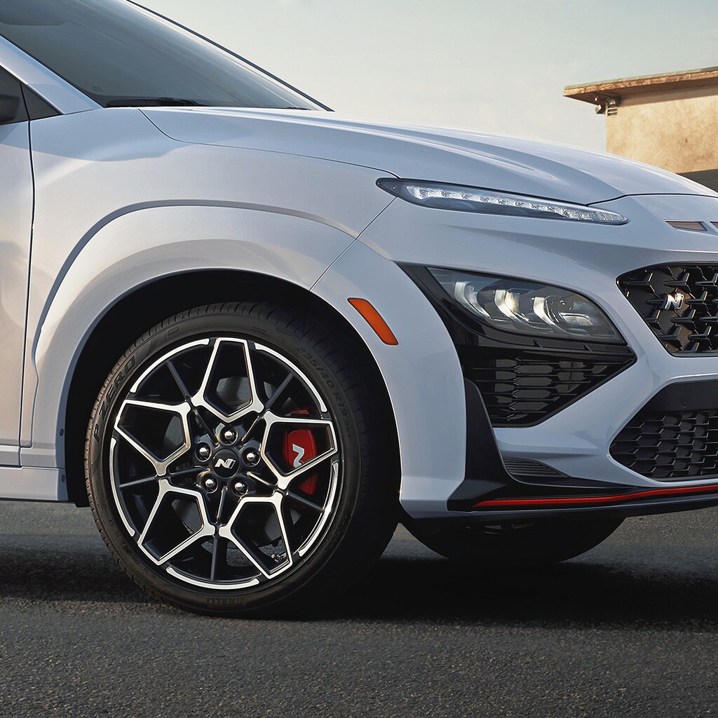 Jantes en alliage de 19 po exclusives à la gamme N d'un KONA N 2022 blanc