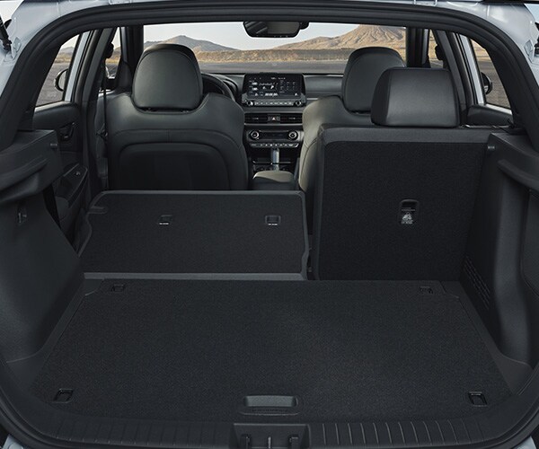 Espace utilitaire du KONA N 2022 montrant les sièges arrière rabattables 60/40