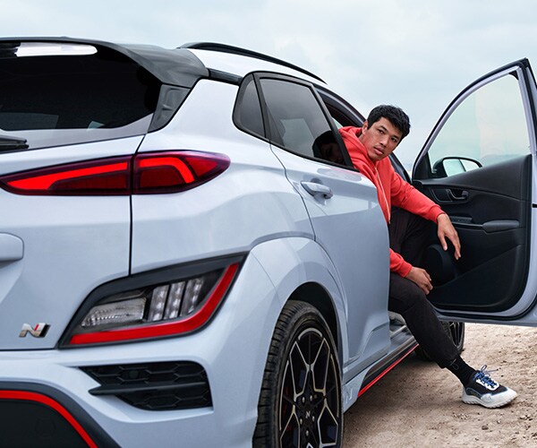 Modèle à bord d'un KONA N 2022 bleu stationné