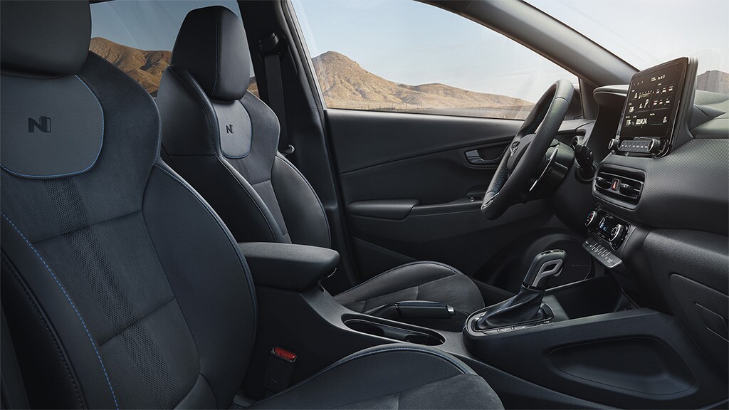 Vue latérale de l'habitacle d'un KONA N 2022 noir