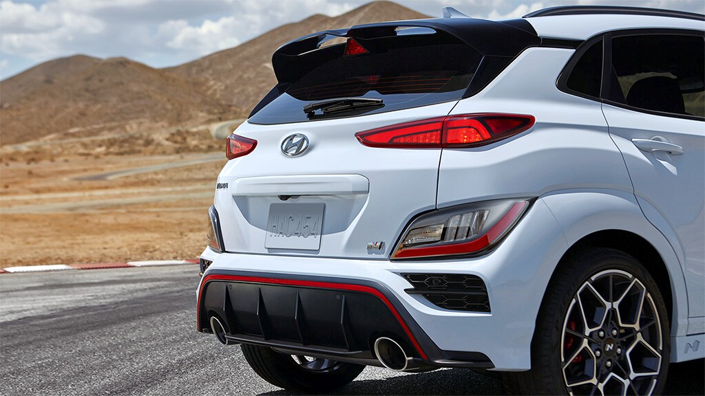 Pare-chocs arrière N, diffuseur et feux arrière à DEL d'un KONA N 2022 blanc stationné