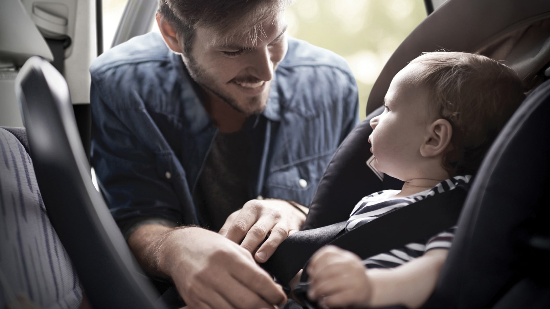 Smiling man and child in the rear seat of the 2022 PALISADE