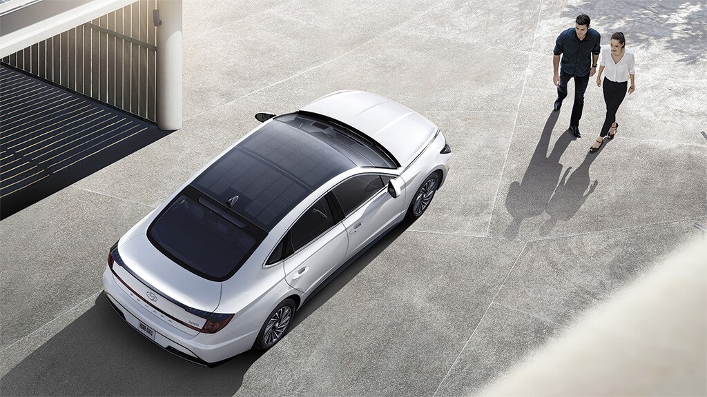 Top exterior view of the 2022 SONATA solar roof