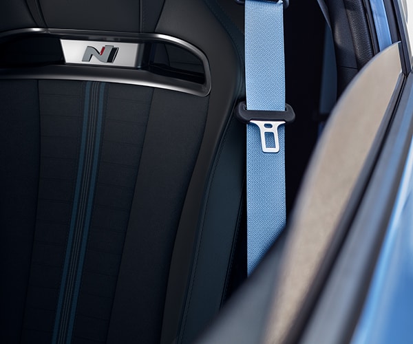 Interior seat belts in blue on the 2022 Veloster N