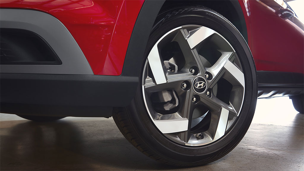 Jantes en alliage d'un VENUE 2022 rouge