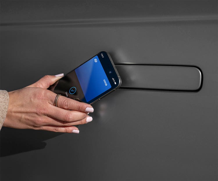 Available Digital Key 2.0 Premium (NFC + BLE + UWB)