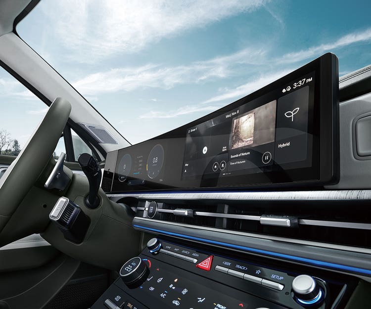 Écran d’infodivertissement de 12,3 po de série, avec système de navigation livrable