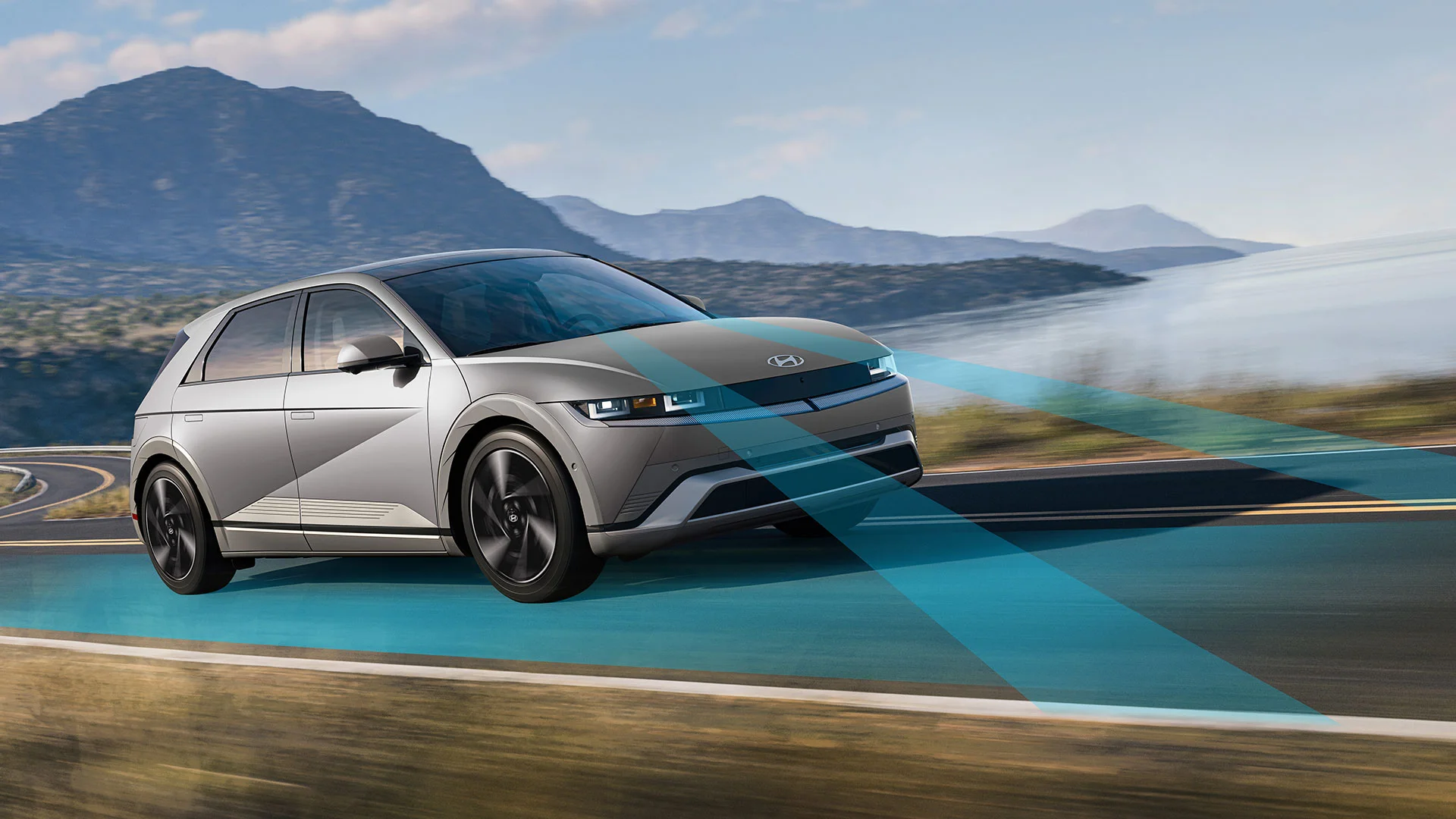 Using the frontview camera to detect lane markers on the road, this standard feature assists the driver’s steering to help keep the vehicle centred inside the lane. 