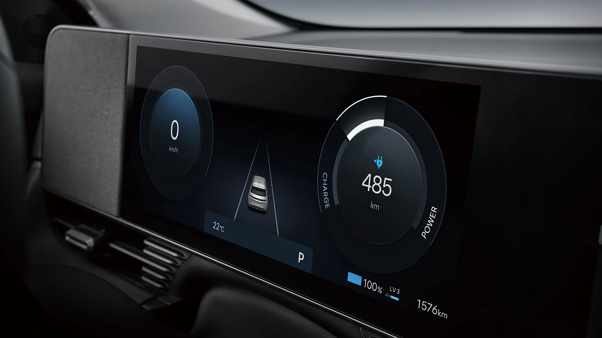The fully digital 12.3” cluster puts all the essential info in clear, crisp detail right where you need it—front and center.