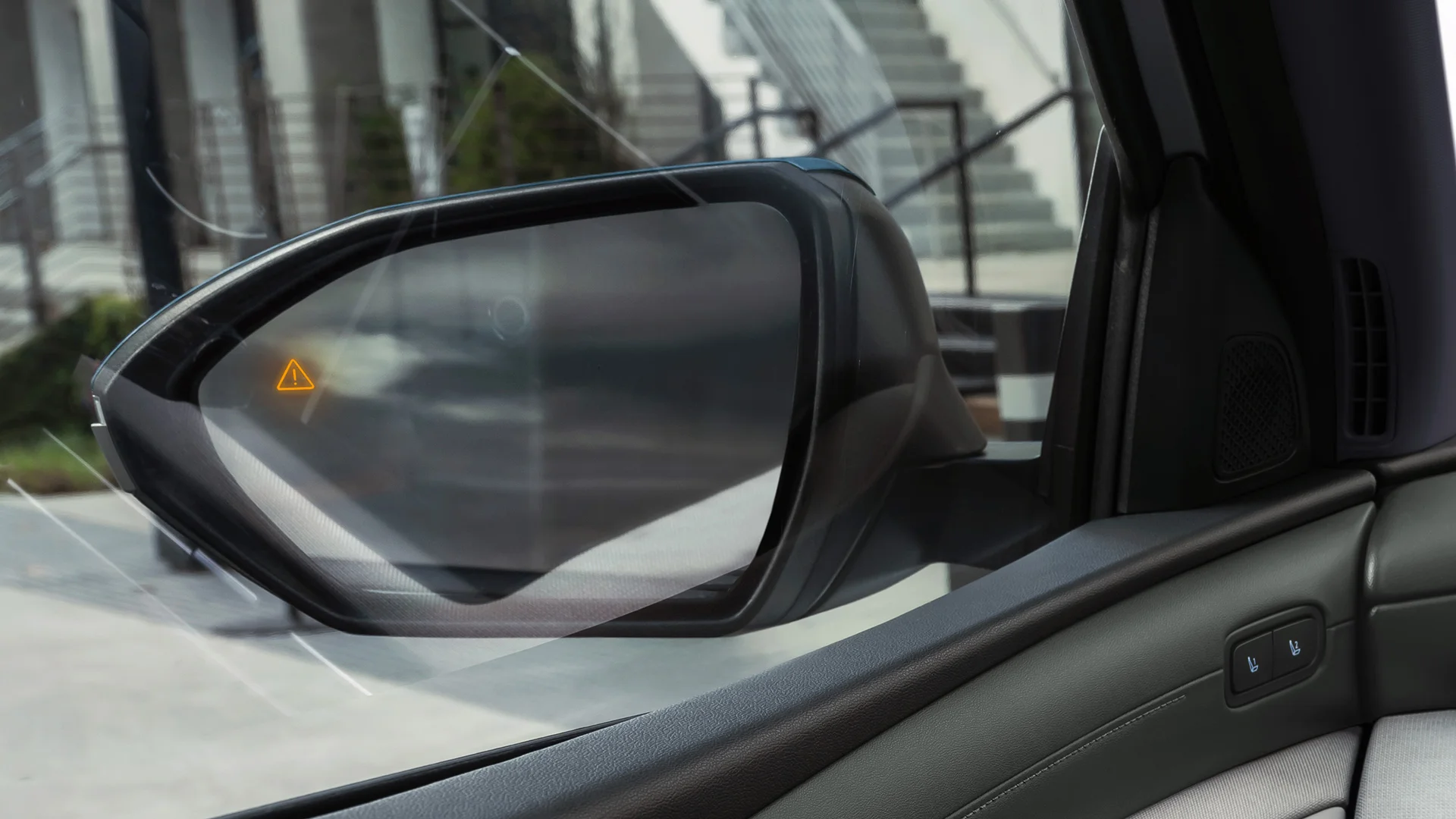 Si un risque de collision avec un autre véhicule est détecté dans un de vos angles morts, ce dispositif assistera automatiquement votre direction pour vous aider à éviter un accident.