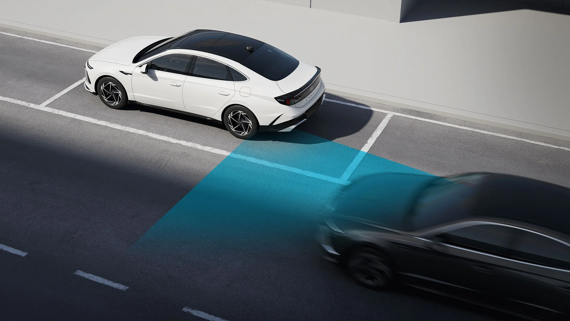 When a vehicle approaching from behind in the adjacent lane is detected, this standard feature warns passengers with an audible alert to help prevent them from stepping out onto the road when it is dangerous.