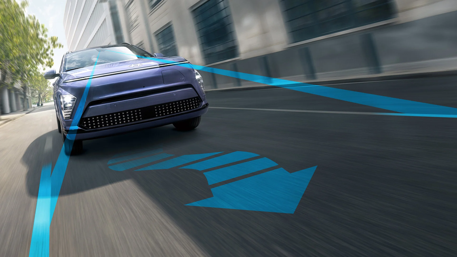 Using the frontview camera to detect lane markers on the road, this standard feature assists the driver’s steering to help keep the vehicle centred inside the lane. 