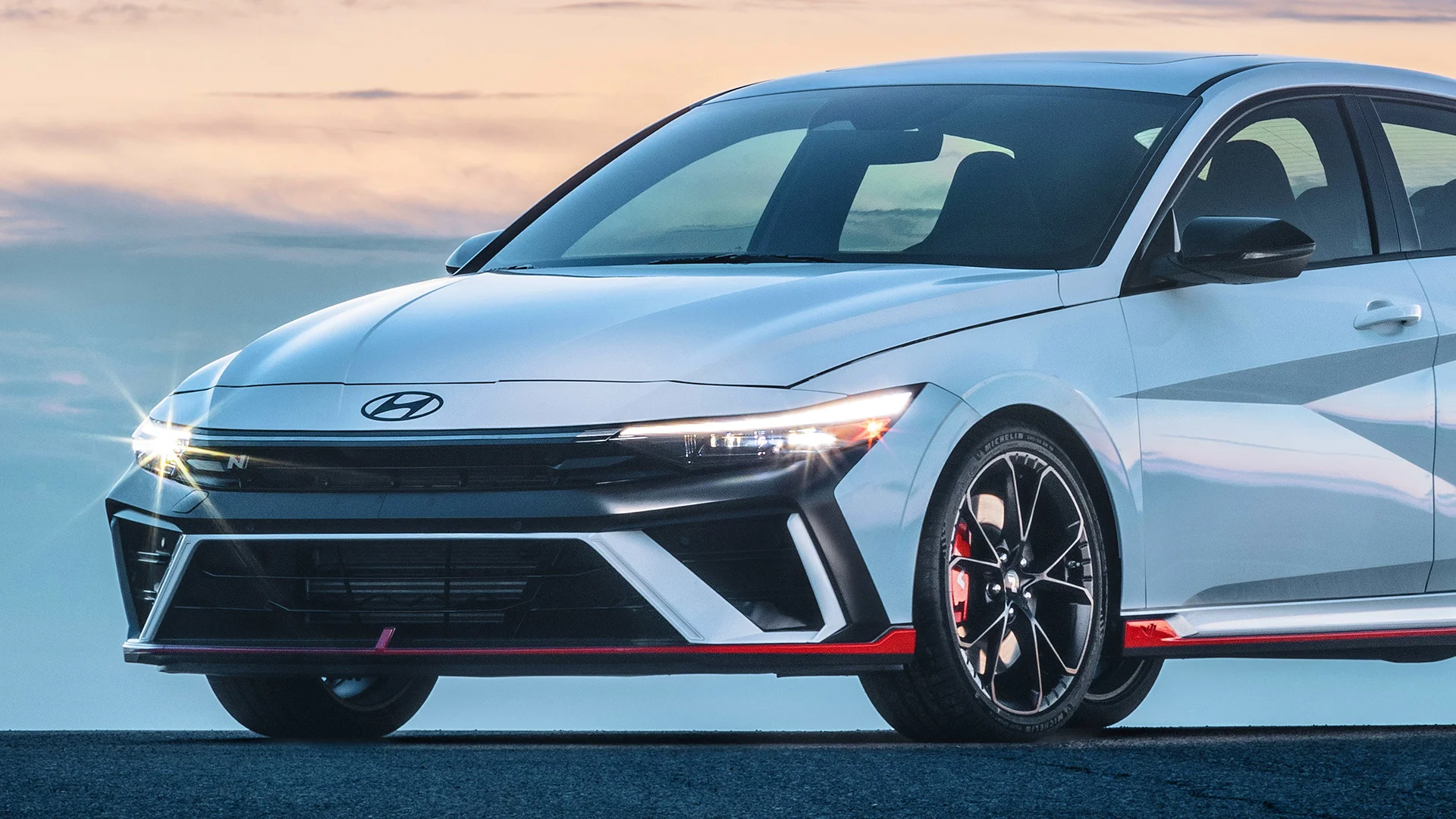 Using the front-mounted camera and light detection technology, High Beam Assist provides an extra level of convenience by automatically switching between high and low beams when traffic is detected ahead.