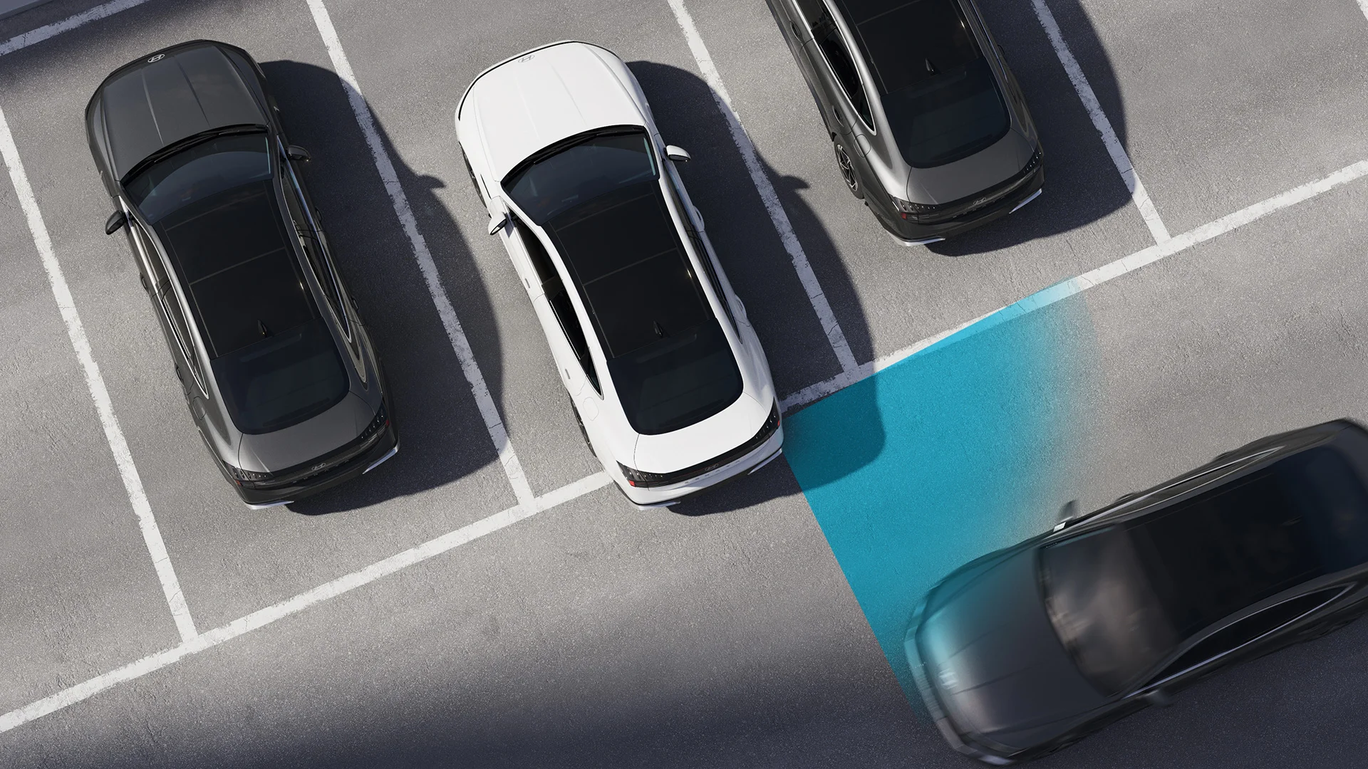 When reversing out of areas with low visibility, this standard system warns the driver if a vehicle approaches from either side. It can also apply the brakes automatically under certain conditions if no action is taken.