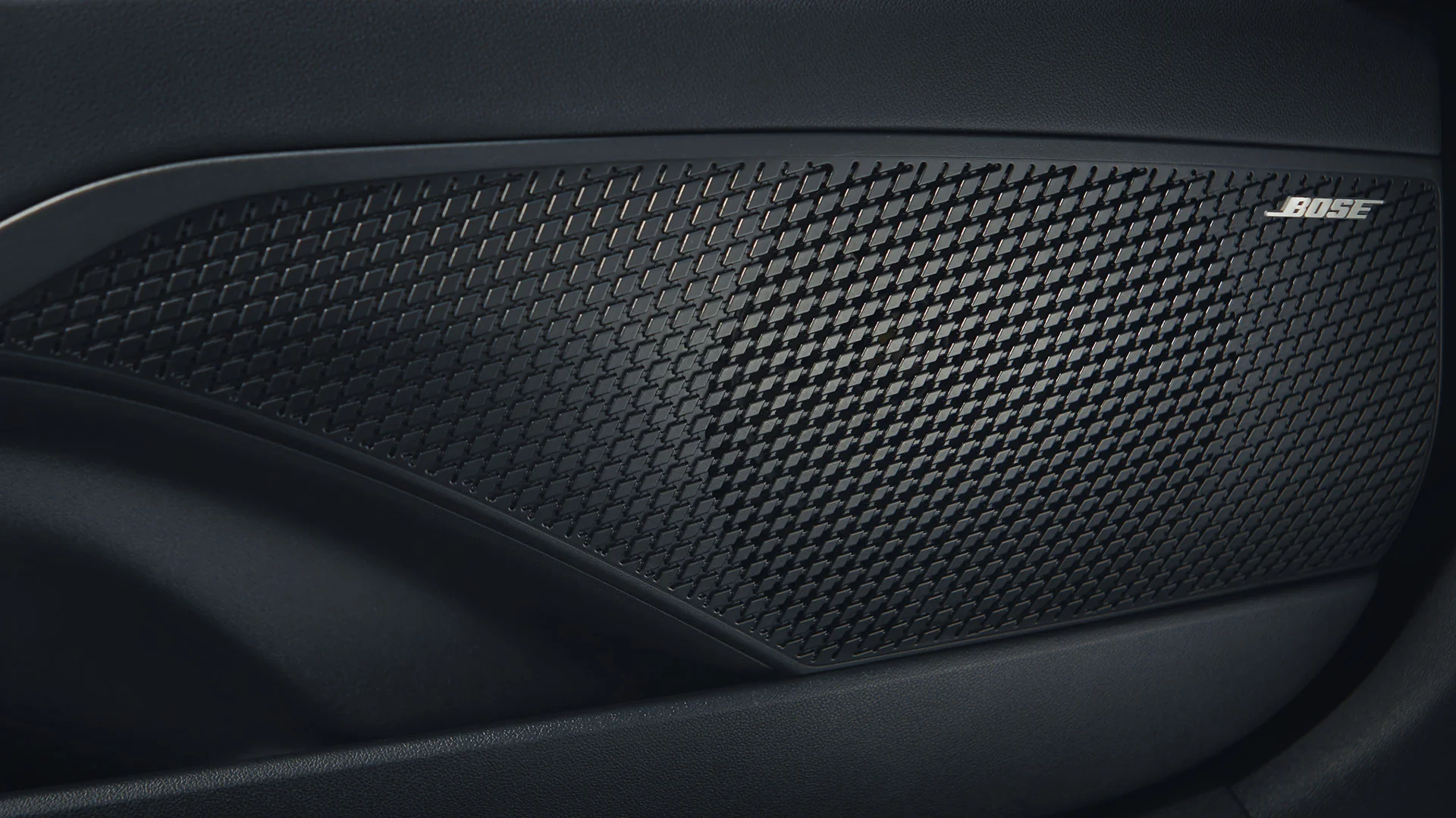 A standard Bose® premium sound system brings rich sound to the cabin. It’s the perfect way to listen to your favourite playlist. 
