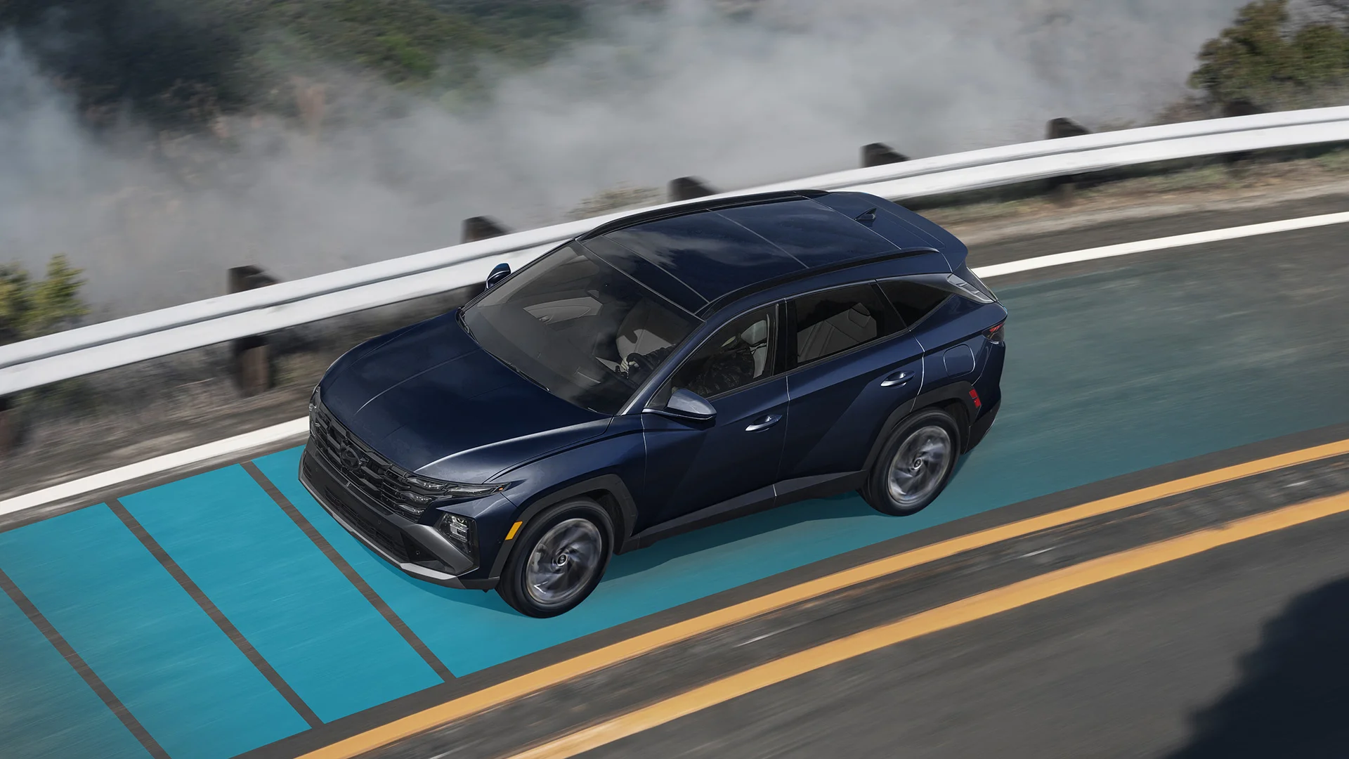 L’assistance à la conduite sur autoroute, lorsqu’utilisée avec l’assistance au suivi de voie et le régulateur de vitesse adaptatif avec fonction arrêt-départ, est destinée uniquement à une utilisation sur autoroute et peut aider à maintenir le véhicule centré sur sa voie tout en maintenant une distance sécuritaire avec le véhicule qui le précède, et ce, uniquement lorsque les marques de la voie sont clairement visibles sur la route. Ce système réduira la vitesse du régulateur avant d’amorcer la courbe d’une autoroute. <br />