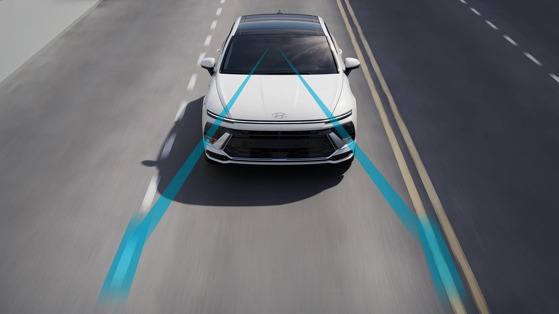 Using the frontview camera to detect lane markers on the road, this standard feature assists the driver’s steering to help keep the vehicle centred inside the lane.