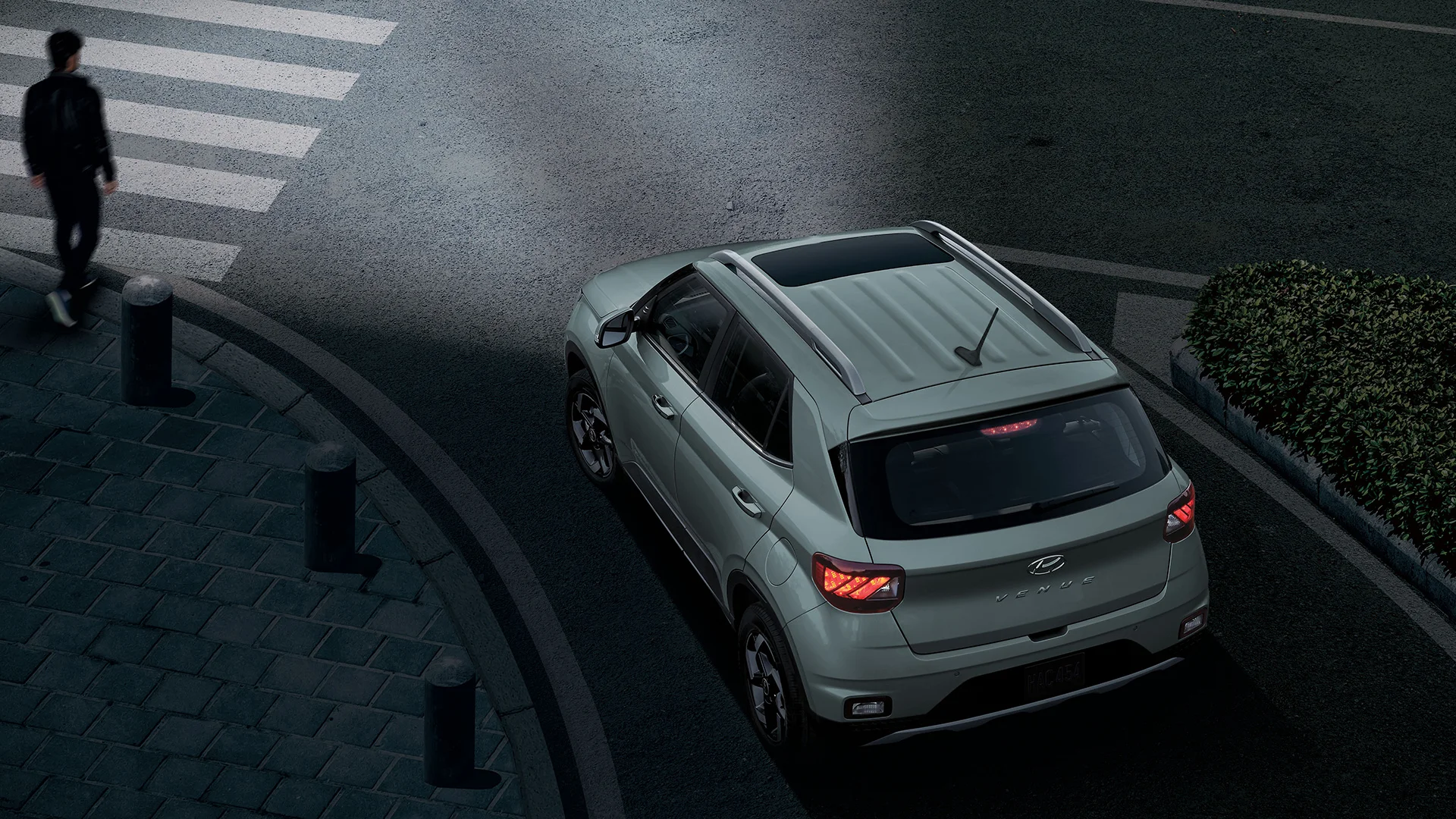Using the front-mounted camera and light detection technology, standard High Beam Assist technology provides an extra level of convenience by automatically switching between high and low beams when traffic is detected ahead.