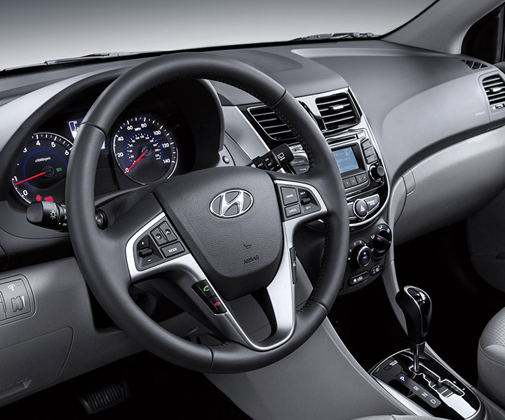 Commandes audio au volant dans la Hyundai Accent voiture compacte à hayon 2017