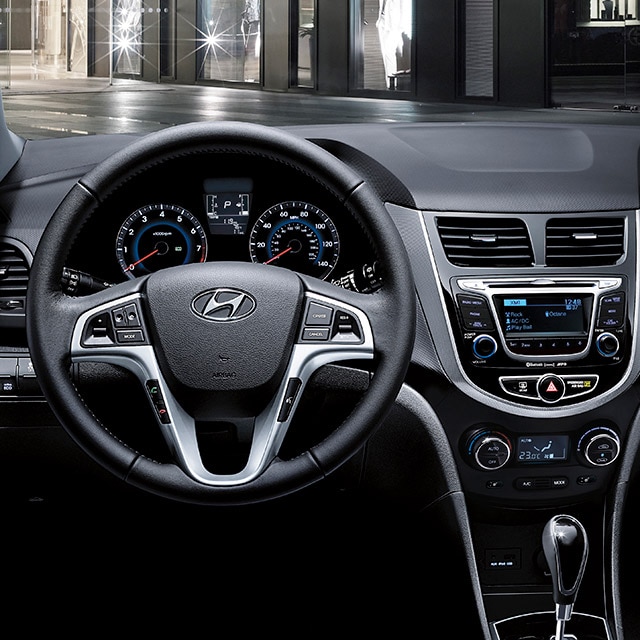 Le volant et grande fenêtre dans la Hyundai Accent voiture compacte