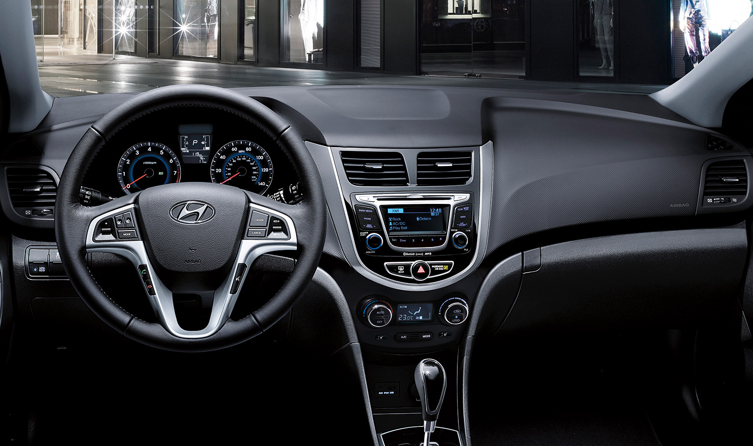 Le volant et grande fenêtre dans la Hyundai Accent voiture compacte