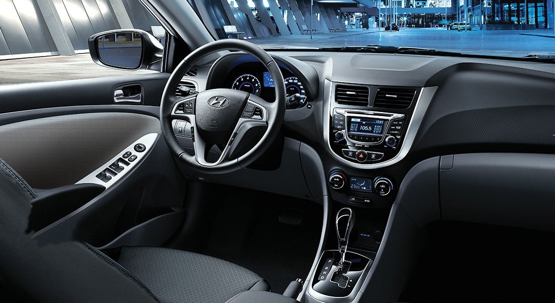 La vue intérieure du siège du conducteur et du volant 2017 Hyundai Accent